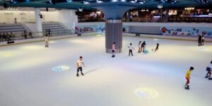 Khách tham gia các trò chơi vận động trong nhà