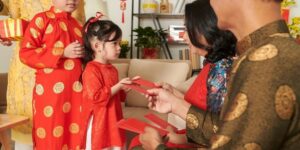 Lời chúc và lì xì tạo nên sắc màu phong tục đầu năm
